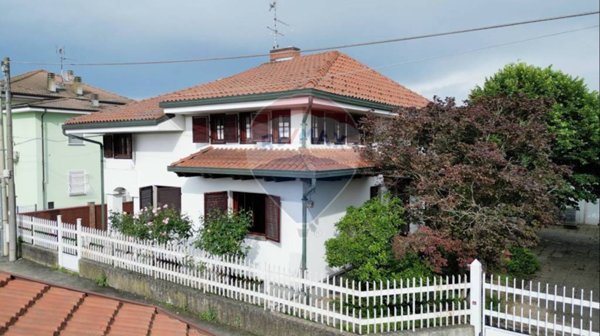 casa indipendente in vendita a Tronzano Vercellese