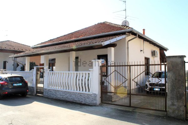 casa indipendente in vendita a Tronzano Vercellese