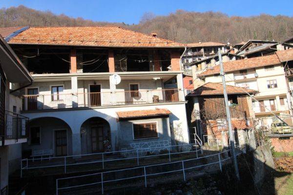 casa indipendente in vendita a Varallo in zona Morondo