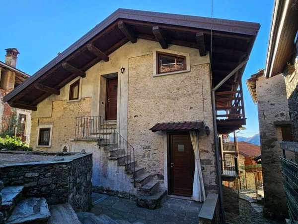 casa indipendente in vendita a Varallo in zona Dovesio