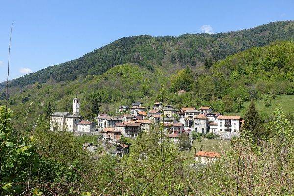 casa indipendente in vendita a Varallo in zona Camasco