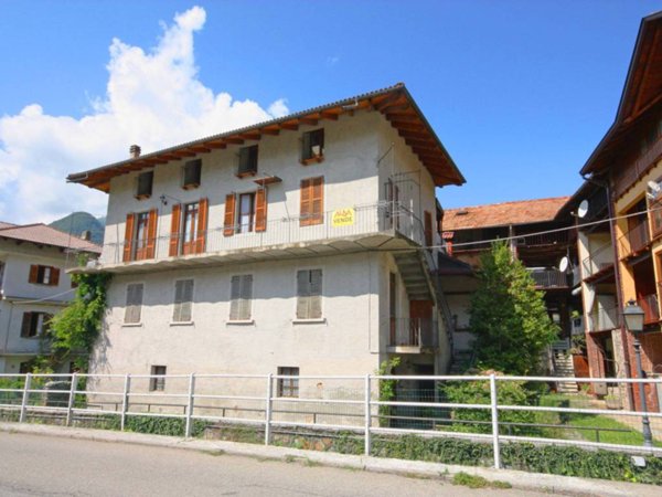 casa indipendente in vendita a Varallo