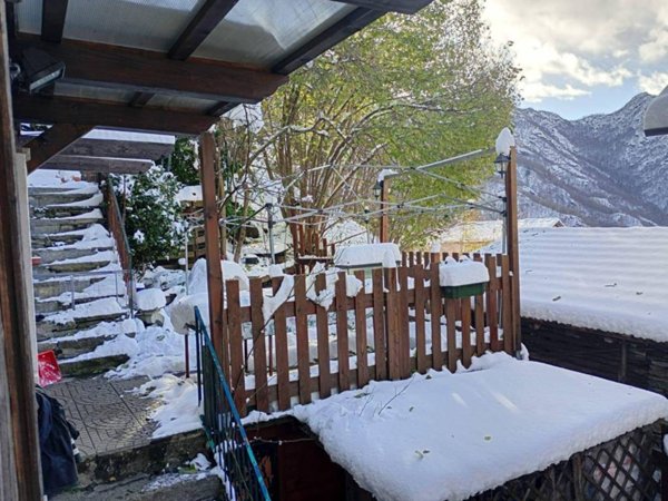 casa indipendente in vendita a Varallo in zona Sabbia