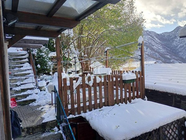 casa indipendente in vendita a Varallo in zona Sabbia