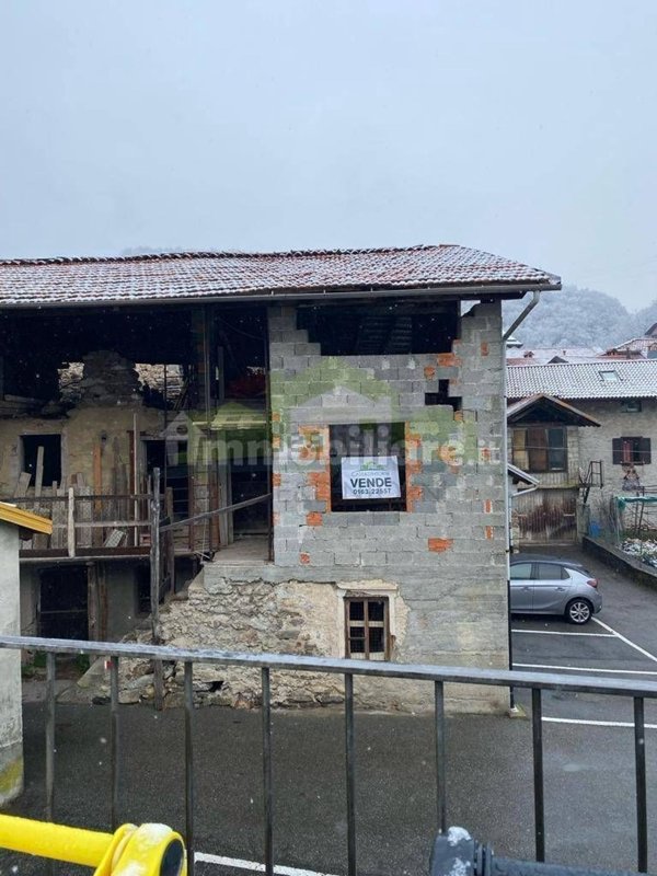 esavano in vendita a Varallo in zona Parone
