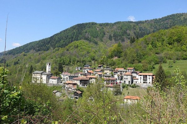 casa indipendente in vendita a Varallo in zona Camasco