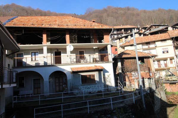 casa indipendente in vendita a Varallo in zona Morondo