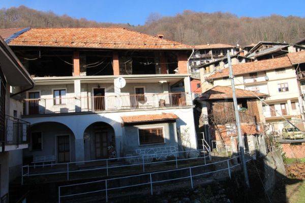 casa indipendente in vendita a Varallo in zona Morondo