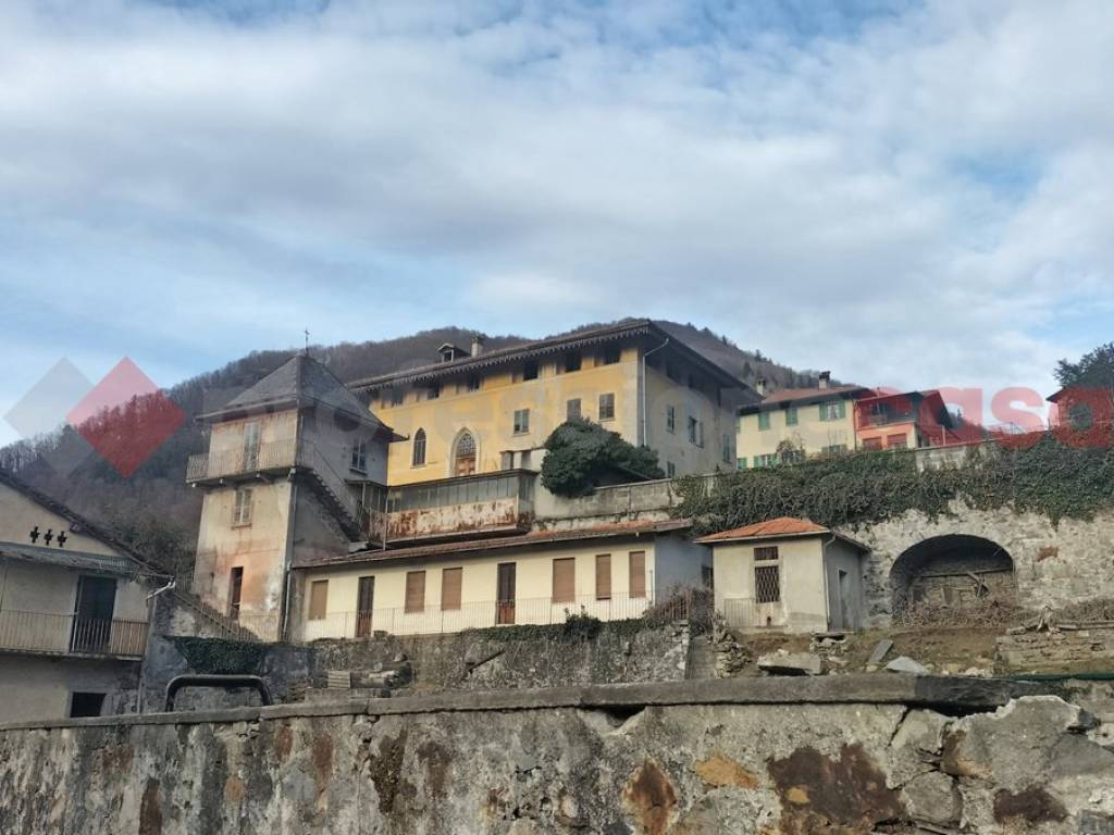 intera palazzina in vendita a Varallo