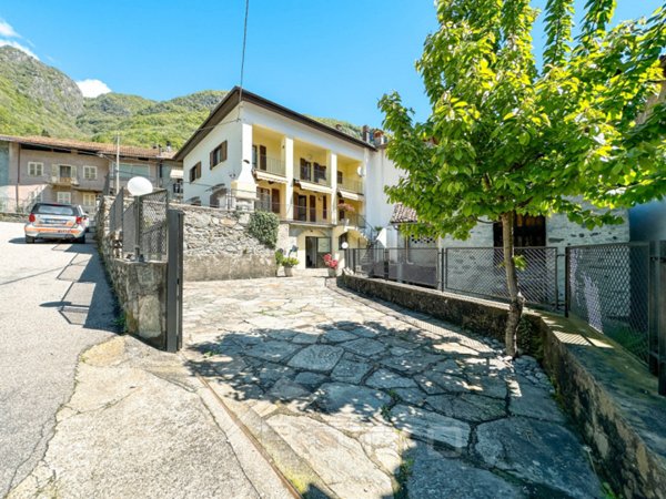 casa indipendente in vendita a Varallo in zona Valmaggia