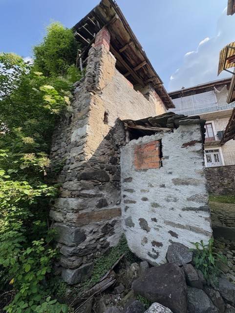 casa indipendente in vendita a Varallo in zona Sabbia