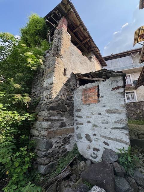 casa indipendente in vendita a Varallo in zona Sabbia