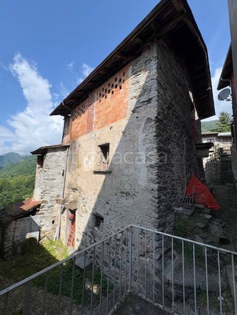 casa indipendente in vendita a Varallo in zona Sabbia