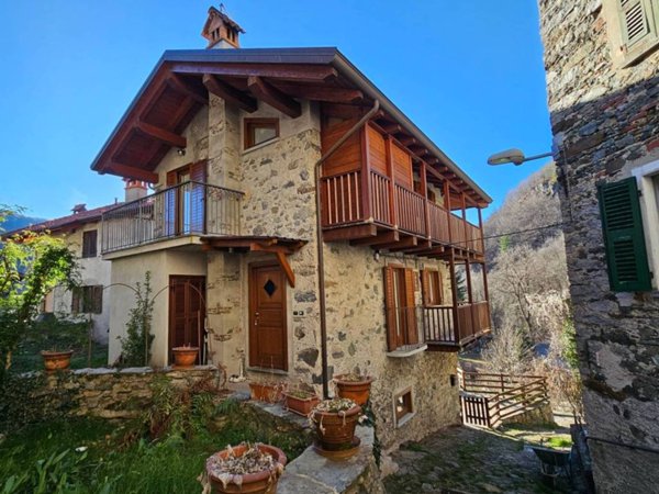 casa indipendente in vendita a Varallo in zona Dovesio