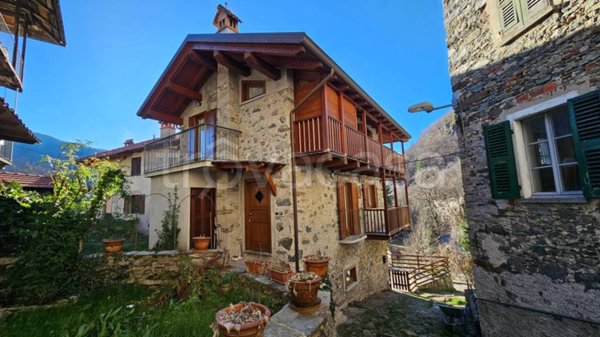 casa indipendente in vendita a Varallo in zona Dovesio