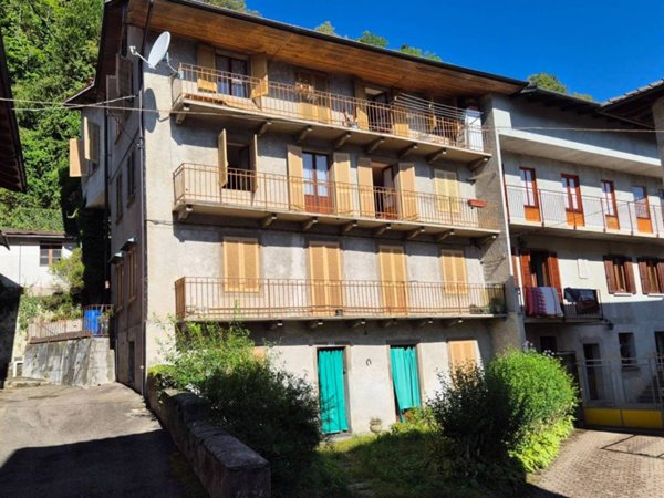 casa indipendente in vendita a Varallo in zona Crevola