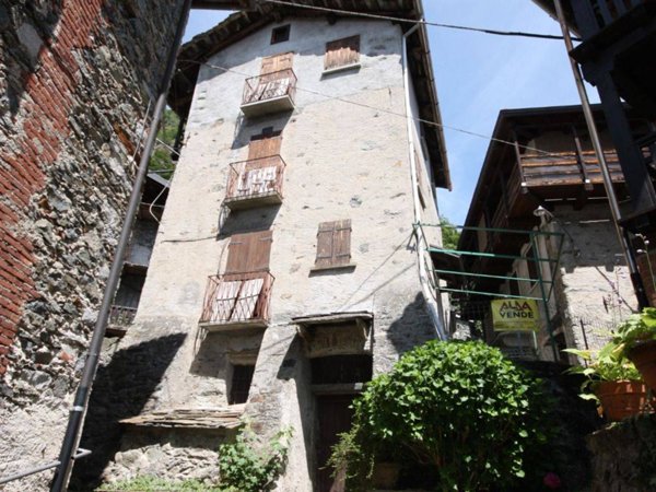 casa indipendente in vendita a Varallo in zona Dovesio