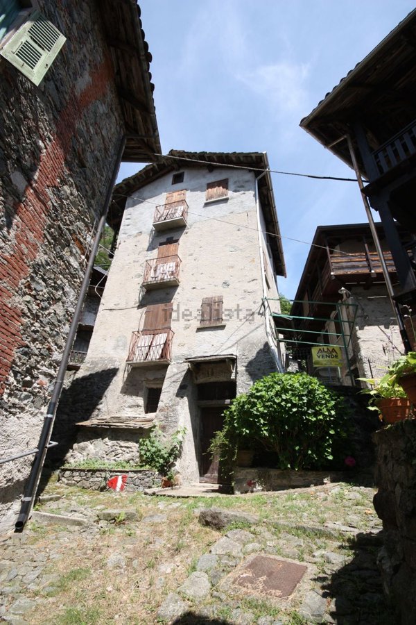 casa indipendente in vendita a Varallo in zona Dovesio