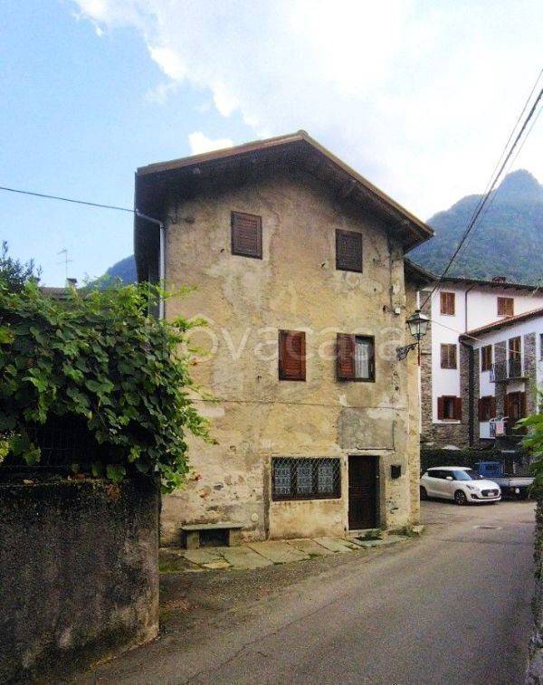 casa indipendente in vendita a Varallo