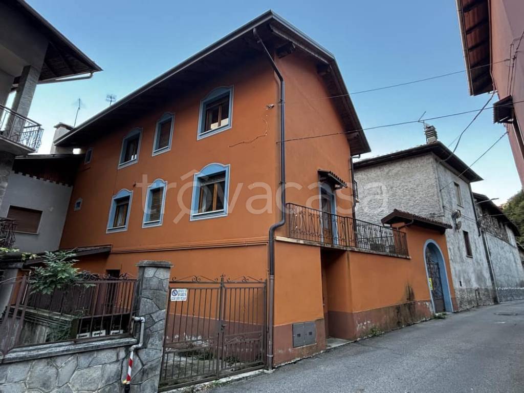 casa indipendente in vendita a Varallo