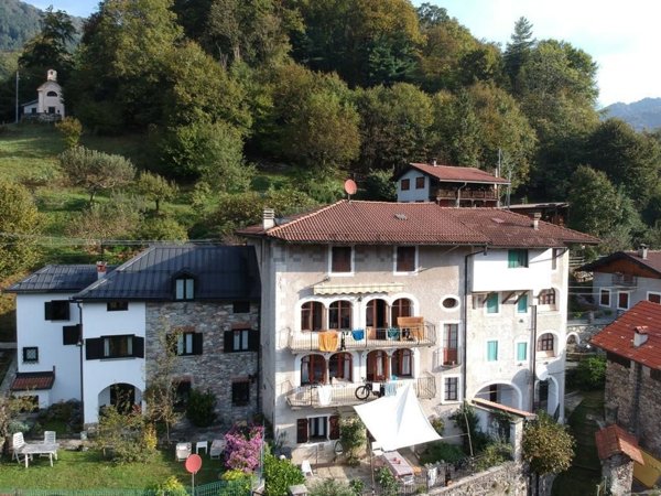 casa indipendente in vendita a Varallo in zona Camasco