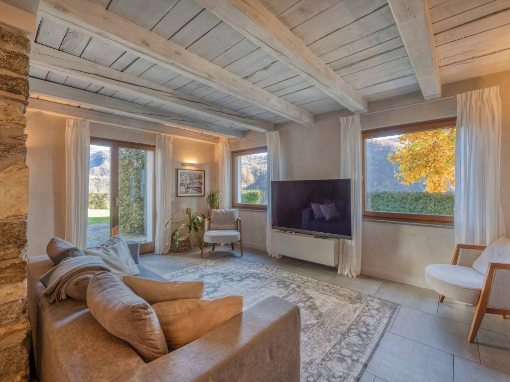 casa indipendente in vendita a Varallo in zona Arboerio