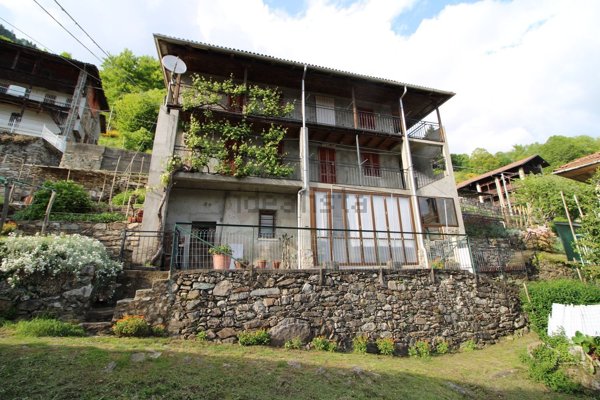 casa indipendente in vendita a Varallo in zona Camasco