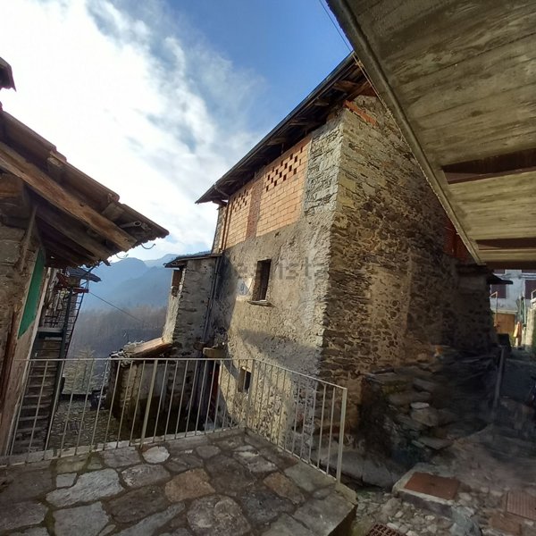 casale in vendita a Varallo in zona Sabbia