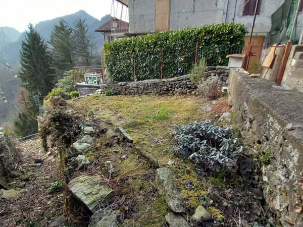 casa indipendente in vendita a Varallo in zona Sabbia