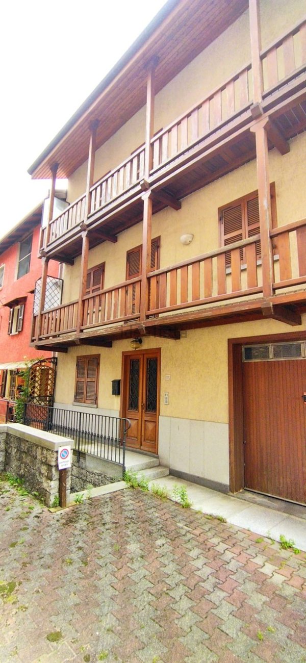 casa indipendente in vendita a Varallo in zona Roccapietra