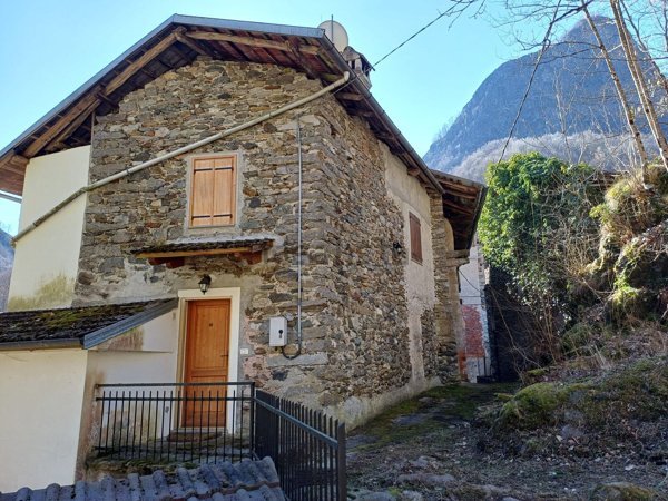 casa semindipendente in vendita a Varallo