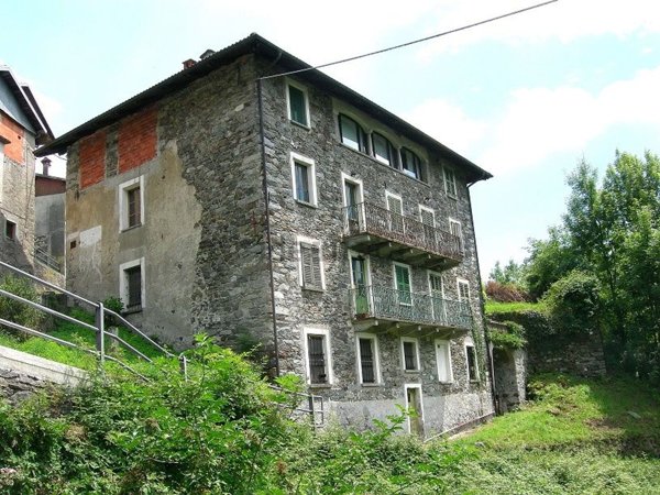 casa indipendente in vendita a Varallo in zona Sabbia