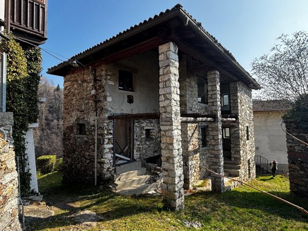 casa indipendente in vendita a Varallo