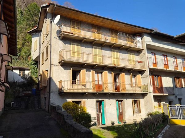casa indipendente in vendita a Varallo in zona Crevola