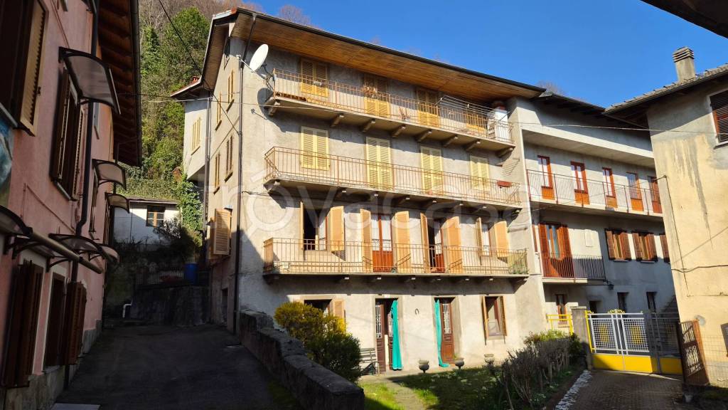 casa indipendente in vendita a Varallo in zona Crevola