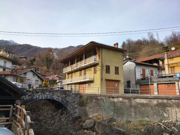 casa indipendente in vendita a Varallo in zona Locarno