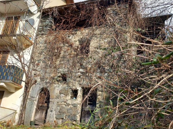 casa indipendente in vendita a Varallo in zona Sabbia