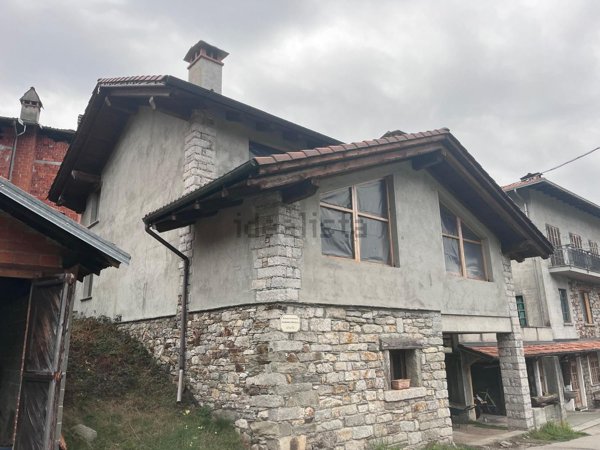 casa indipendente in vendita a Varallo in zona Parone