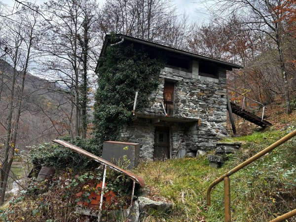 pentavano in vendita a Varallo in zona Sabbia