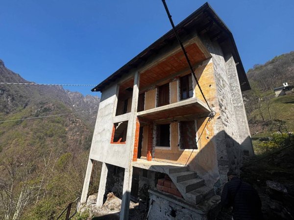 casa indipendente in vendita a Varallo