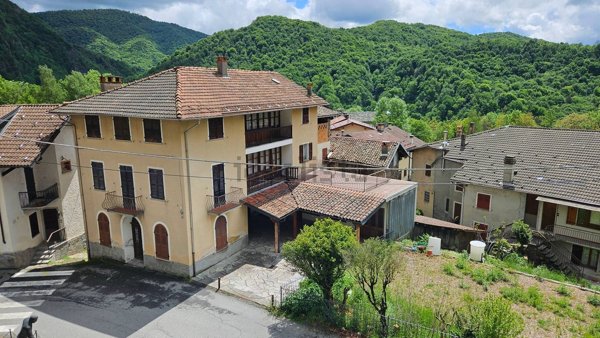 casa indipendente in vendita a Varallo in zona Cervarolo