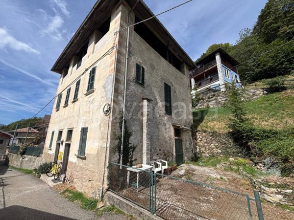 casa indipendente in vendita a Varallo in zona Morondo
