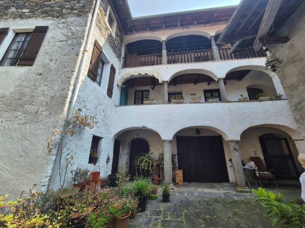 casa indipendente in vendita a Varallo