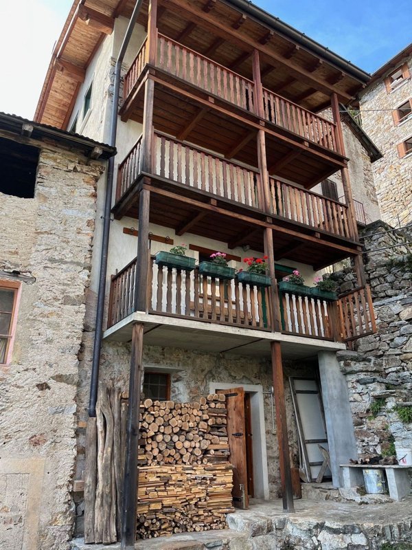 casa indipendente in vendita a Varallo in zona Sabbia