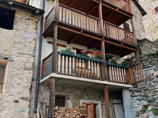 casa indipendente in vendita a Varallo in zona Sabbia