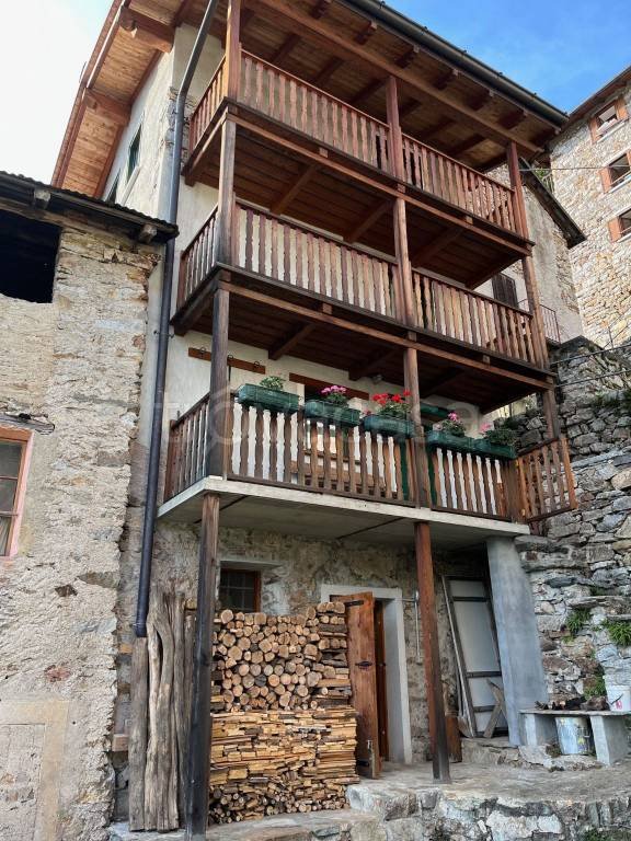 casa indipendente in vendita a Varallo in zona Sabbia