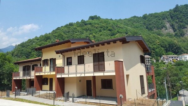 casa indipendente in vendita a Varallo in zona Dovesio