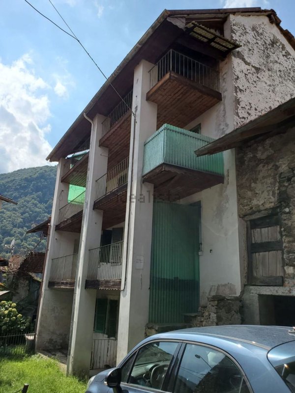 casa indipendente in vendita a Varallo in zona Parone