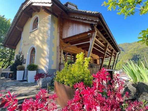 negozio in vendita a Varallo in zona Crevola