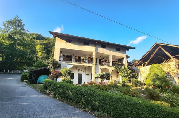 casa indipendente in vendita a Varallo in zona Morondo